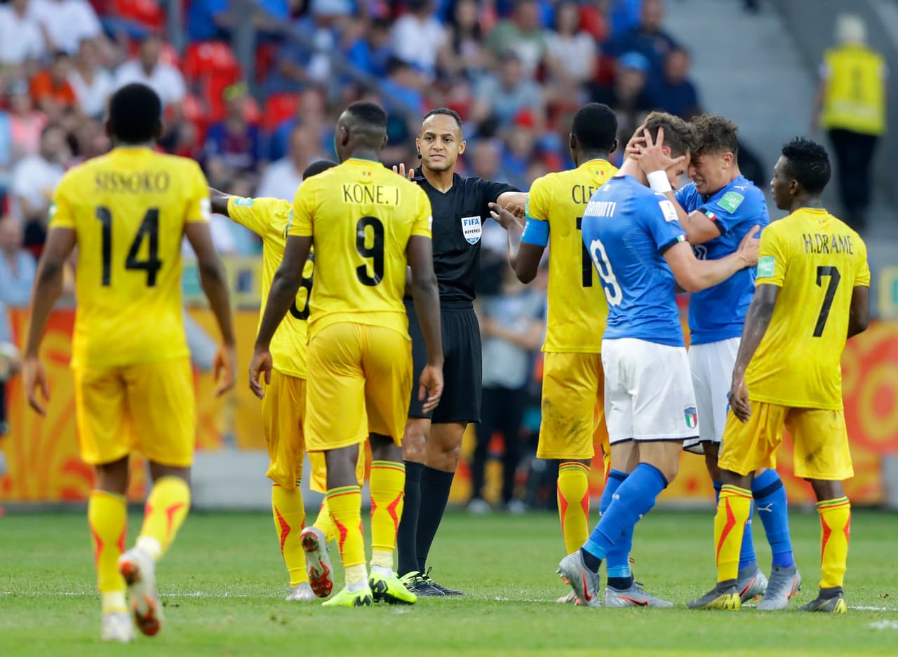 Los africanos no entendían cómo se le había pasado ese detalle al árbitro, pero desde el VAR no le comentaron nada así que no se revisó.