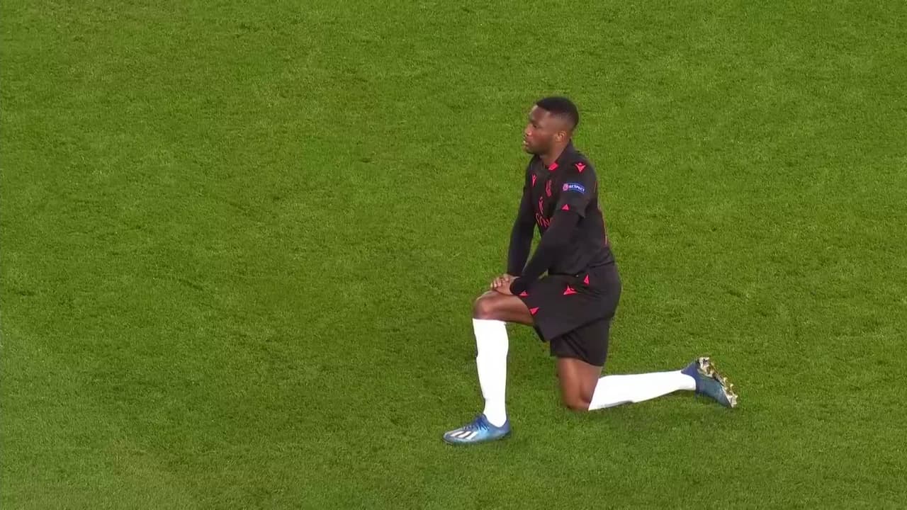 Arranca el partido y la pelota está en juego.