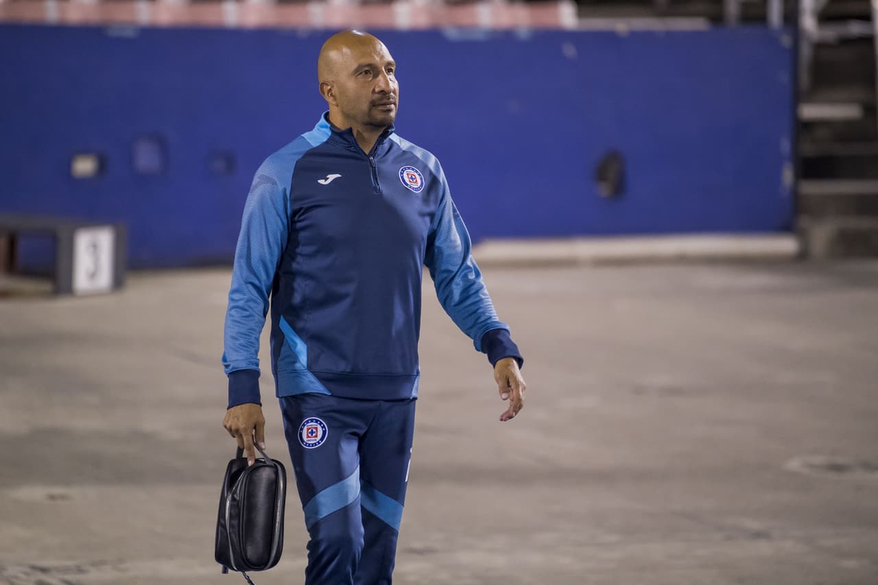 Entrenador de porteros de lujo, Óscar Pérez sale a la cancha para trabajar con Jurado y Alison.