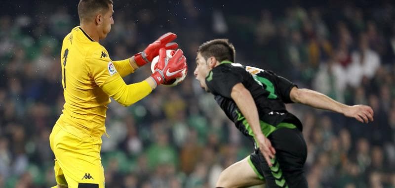 A pesar de los intentos del equipo de Santander, el primer tiempo se fue con la ventaja de los sevillanos.