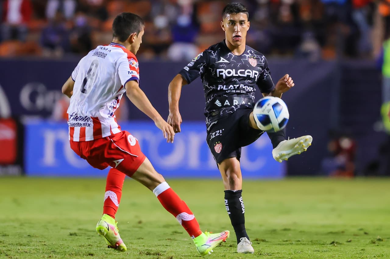 Unai Bilbao y Alex Zendejas logran batir la portería de Marcelo Barovero y le dan la victoria 0-2 a Necaxa.