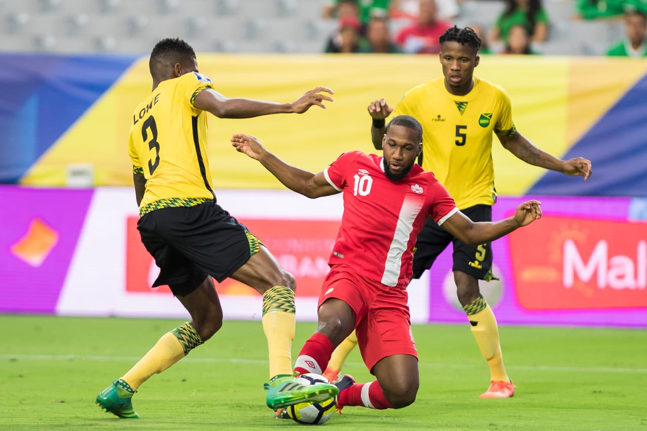 El juego comenzó parejo entre ambos equipos, con un Canadá que buscaba repetir su actuación de 2000 cuando fue campeón del torneo.