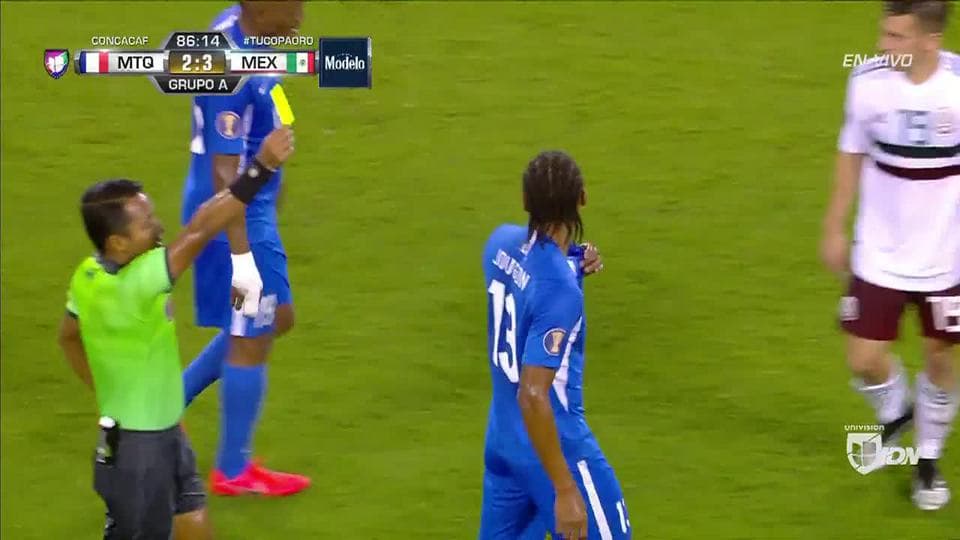 Tarjeta amarilla. El árbitro amonesta a Christof Jougon de Martinique