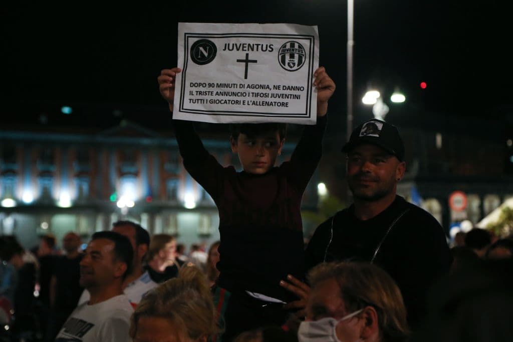 Nada pudo contener la alegria de la afición de Napoli al conseguir un nuevo título del equipo ante Juventus.