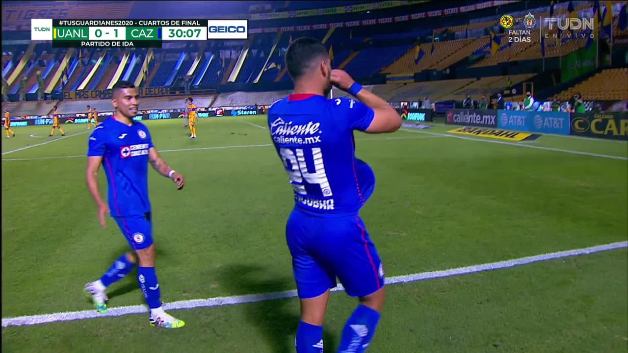 ¡GOOOL! Juan Escobar anota para Cruz Azul.