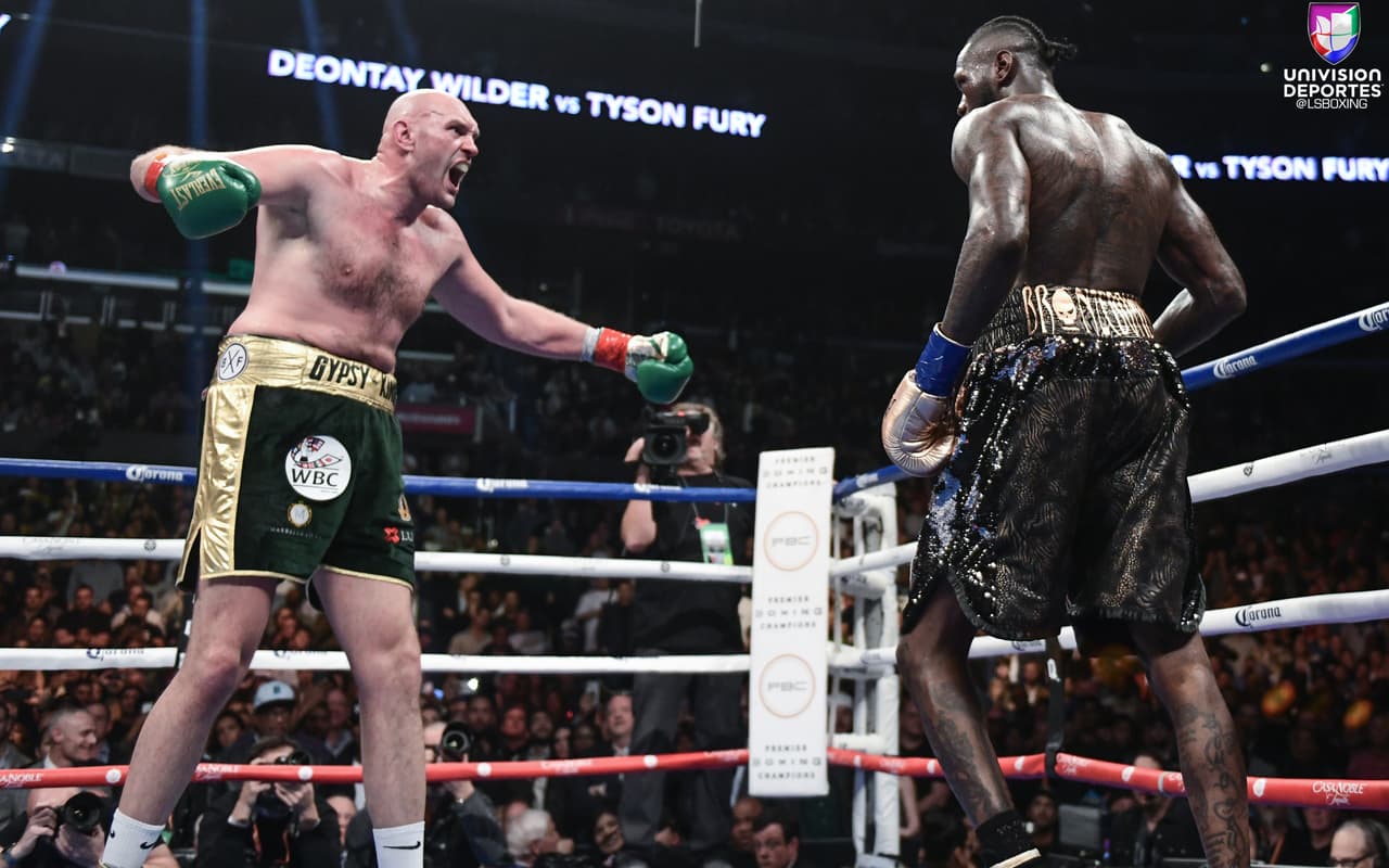 Tyson Fury y Deontay Wilder brindaron una pelea para la historia en el Staples Center de Los Ángeles. Wilder, monarca del CMB de peso completo, tiró en dos ocasiones al inglés, quien se levantó tras dominar la contienda con su elusivo boxeo. AL final, los jueces otorgaron un empate.