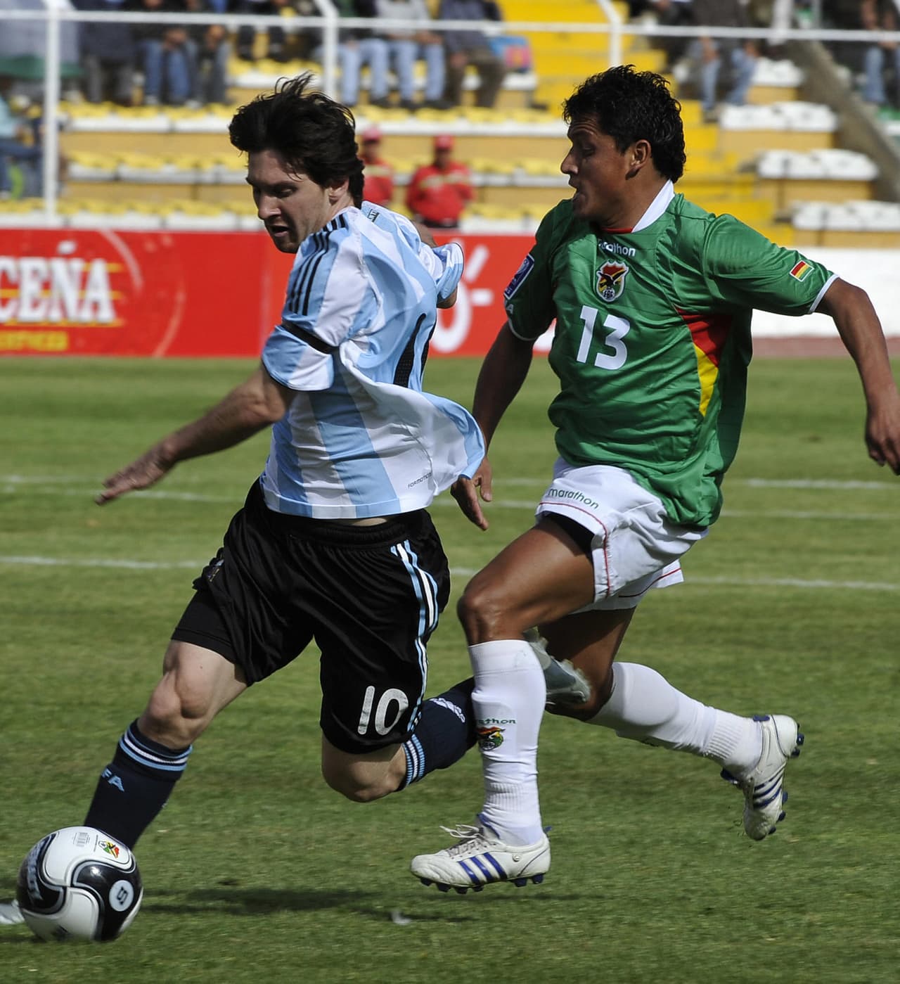 Aunque no fueron responsables de los goles en contra, Tevez y Messi sí se quedaron sin pulmones y piernas para buscar anotarle a Bolivia.