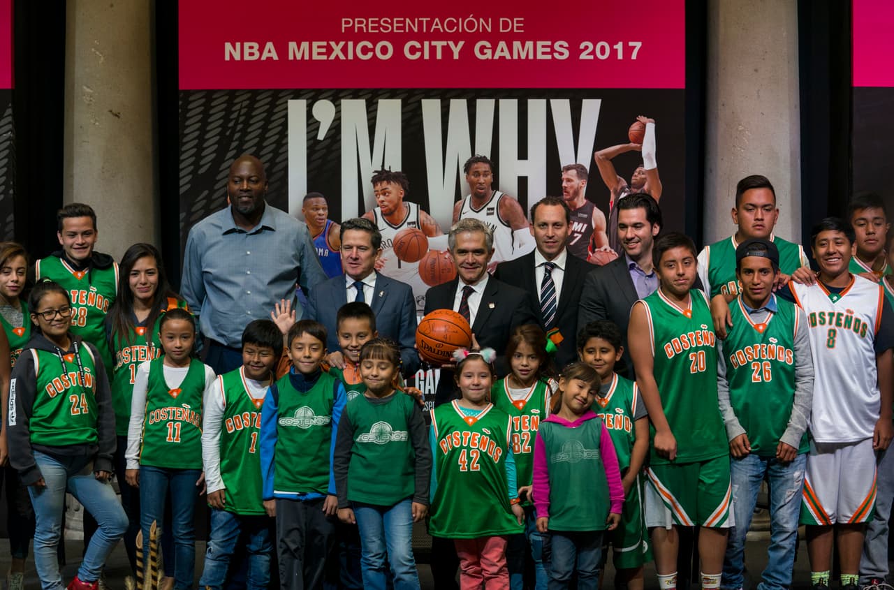 Desde muy temprano Rice tomó su lugar en un transporte especial donde se promocionaba los partidos de baloncesto.