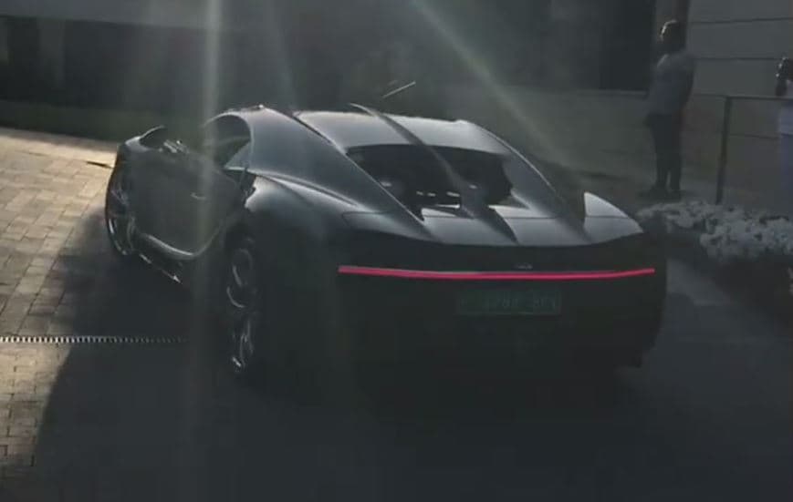 El responsable por los
<b> 1500 HP</b> y 
<b>1180 lbs-pie</b> de torque es el motor 
<b>W16 de 8.0 litros</b>, 4 turbocargadores fueron desarrollados por Bugatti y está acoplado a una transmisión de 7 marchas.