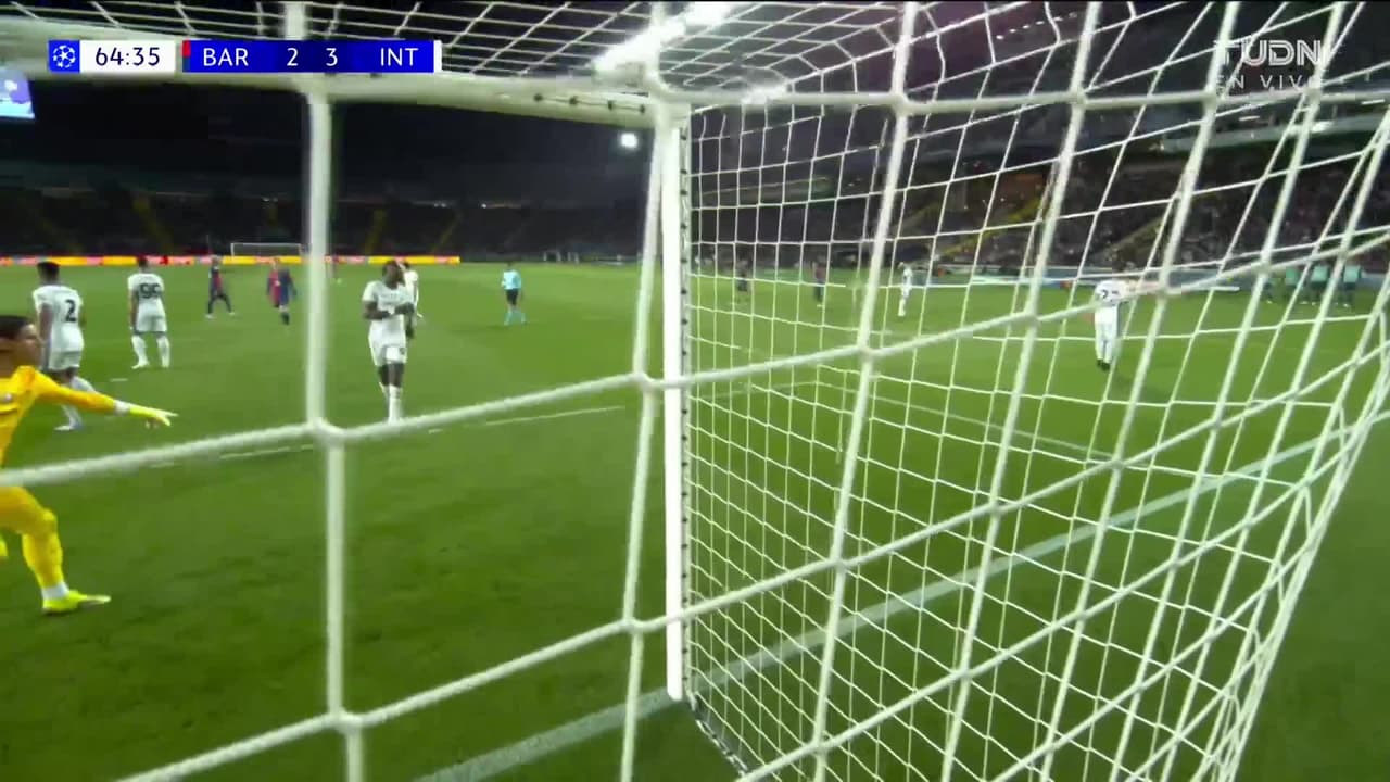 ¡CERCA! Raphinha disparó que se estrella en el poste.