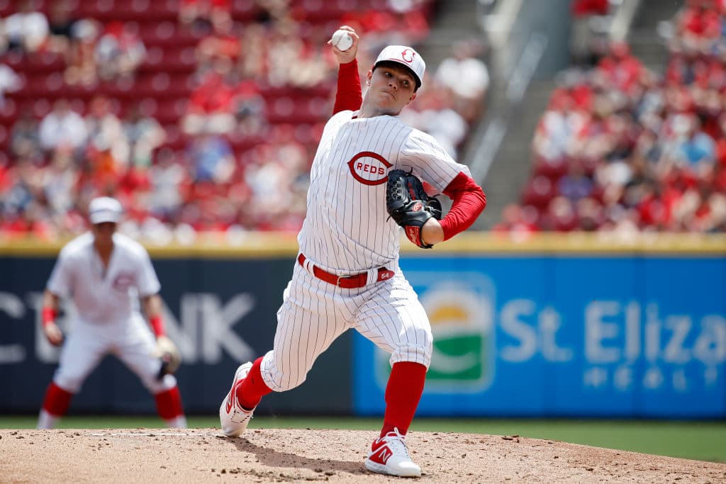 Sonny Gray (2-5) necesitó 32 lanzamientos en la primera entrada y concedió dos carreras y cinco hits en cinco capítulos.