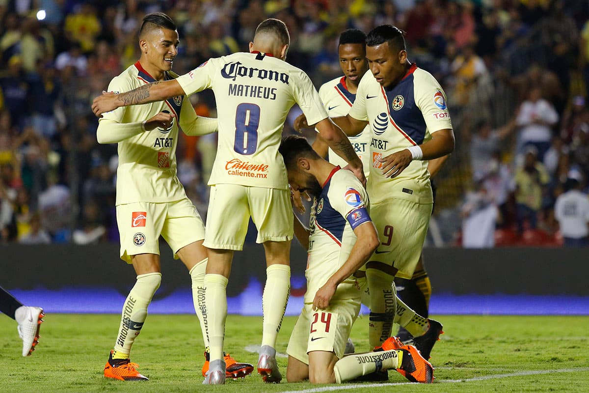 La ventaja inicial en el marcador la tuvo el América luego del gol marcado por Oribe Peralta (de rodillas) al minuto 37.