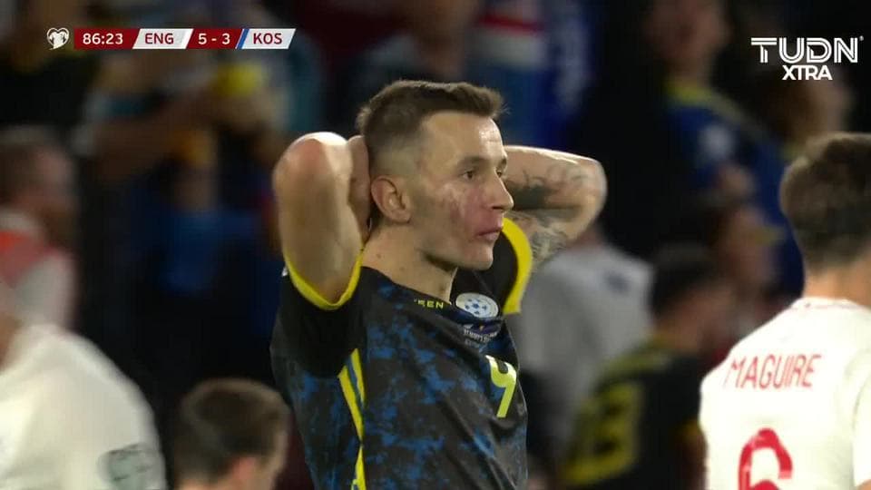 Tarjeta amarilla. El árbitro amonesta a Anel Rashkaj de Kosovo