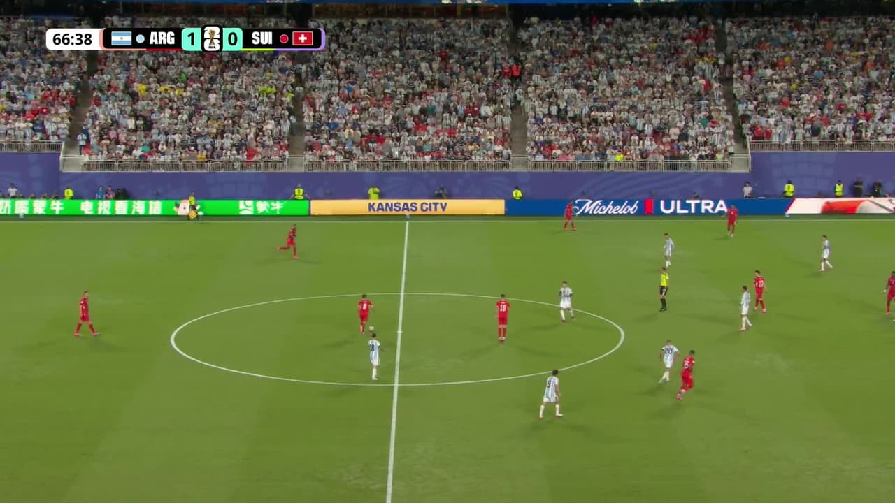 ¡GOL!  anota para Suiza. Dan Ndoye
