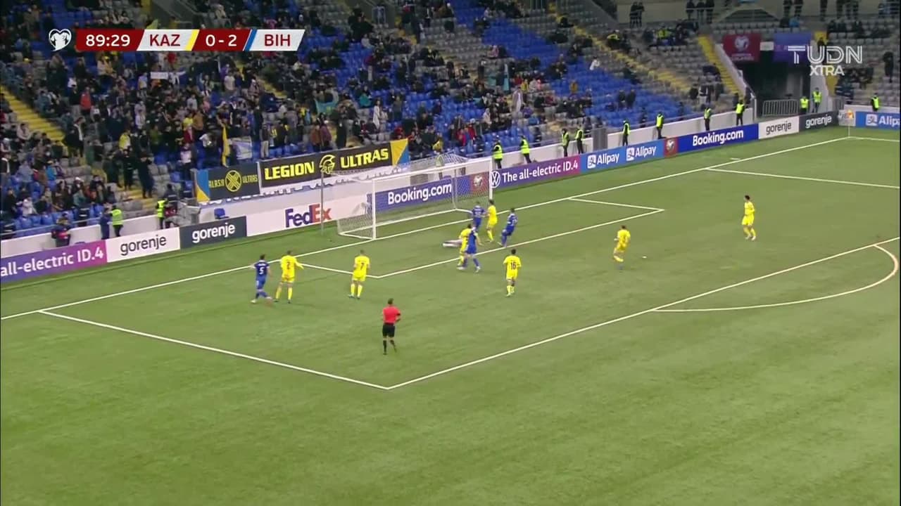 ¡TIRO ATAJADO! disparo por Sead Kolasinac.