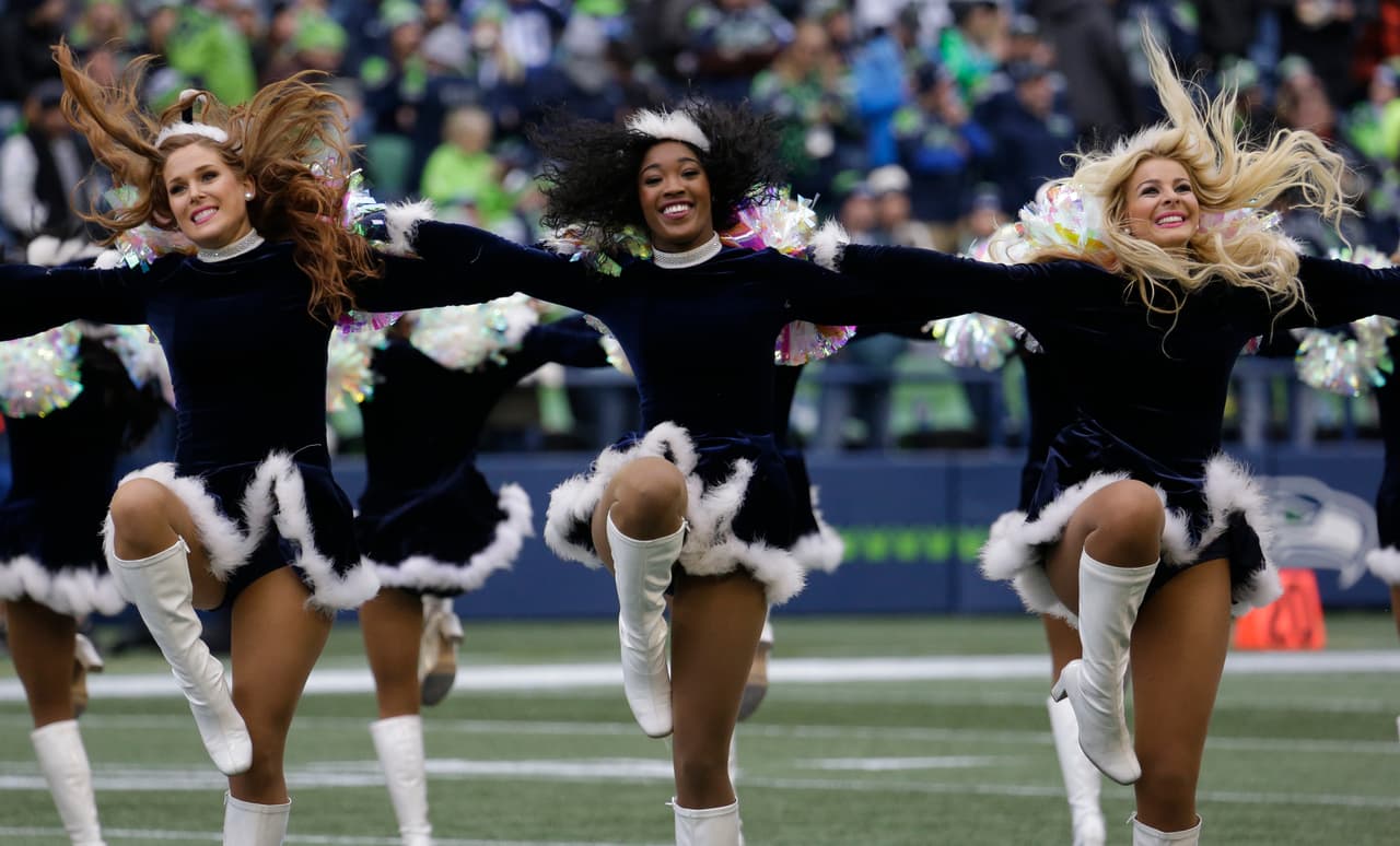 Las animadoras y los fanáticos en múltiples escenarios de la NFL en la jornada 15 vistieron la fiesta del fútbol americano de Navidad con sus atuendos y demás accesorios de las festividades.