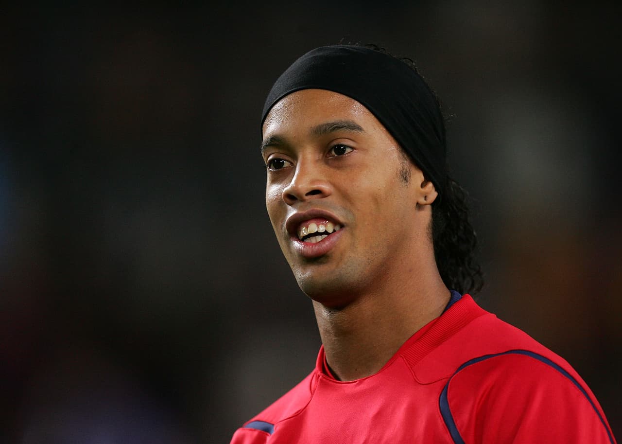 <b>Ronaldinho: </b>La Fiscalía de Brasil intervino sus cuentas tras no pagar una multa y encontró que solo tiene seis euros en el banco, todo lo contrario a su estilo de vida rodeado de mujeres y en fiestas.