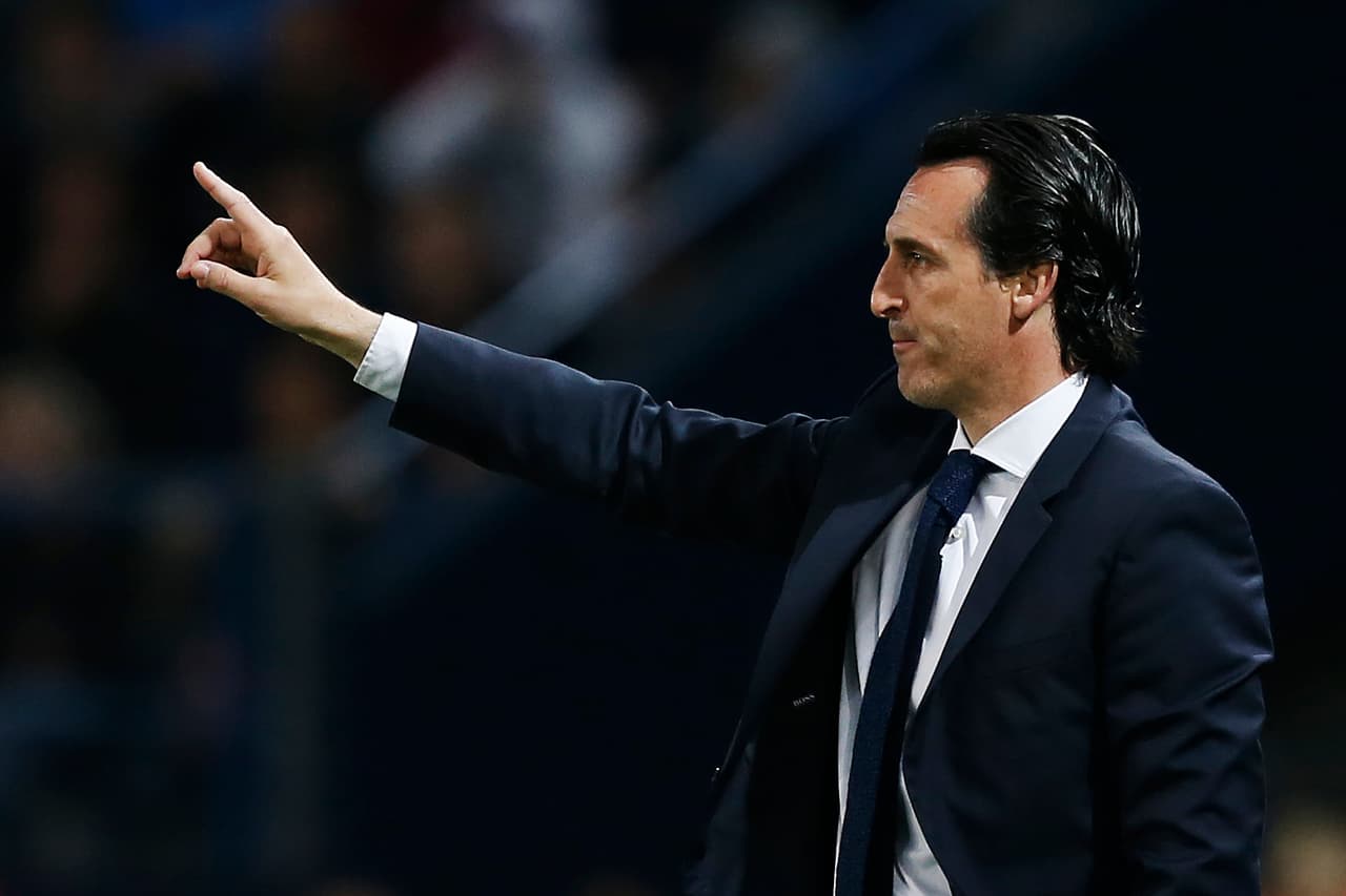 Unai Emery se acerca al banquillo del Arsenal
