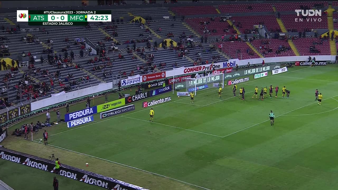 ¡TIRO ATAJADO! disparo por Martín Nervo.