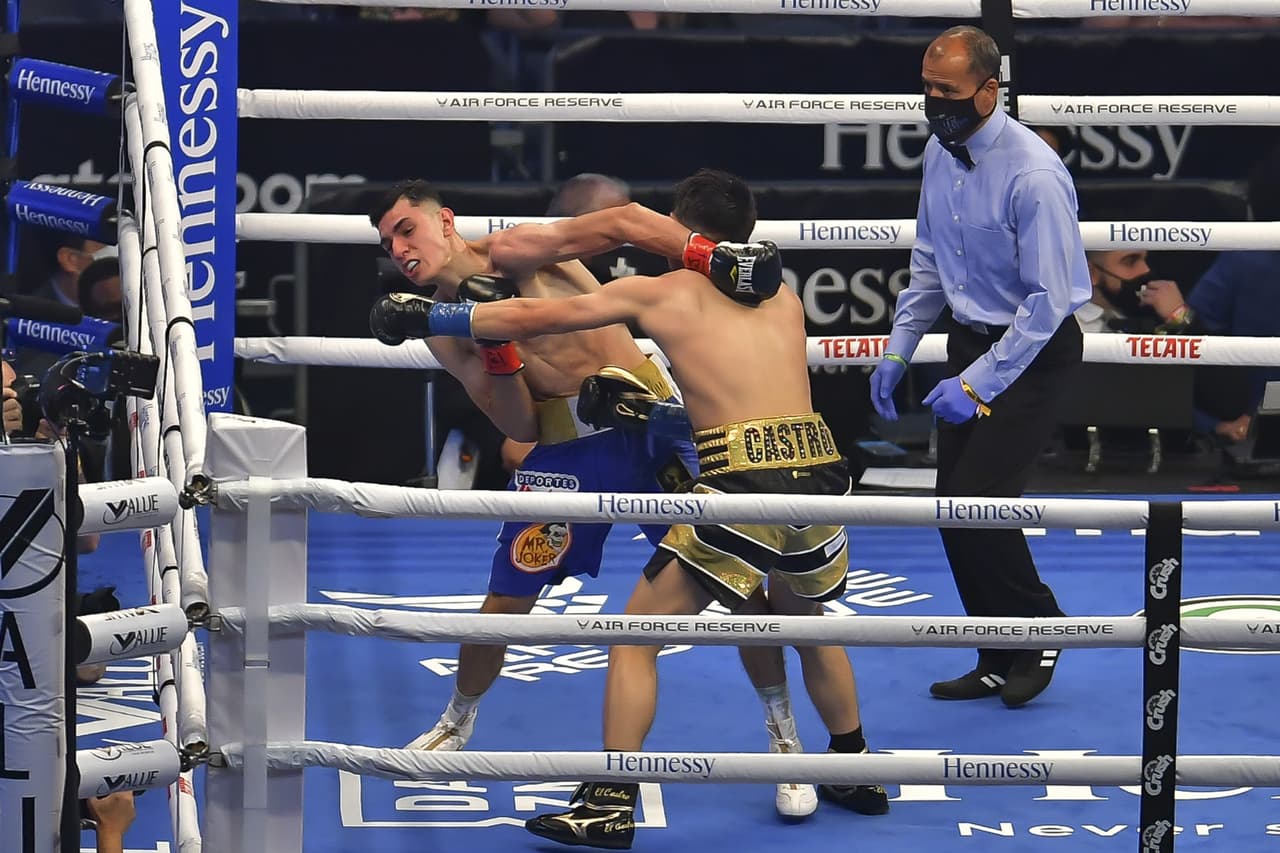 Aficionados disfrutan de las peleas previas al evento estelar entre Saú el 'Canelo' Álvarez y Billy Joe Saunders.
