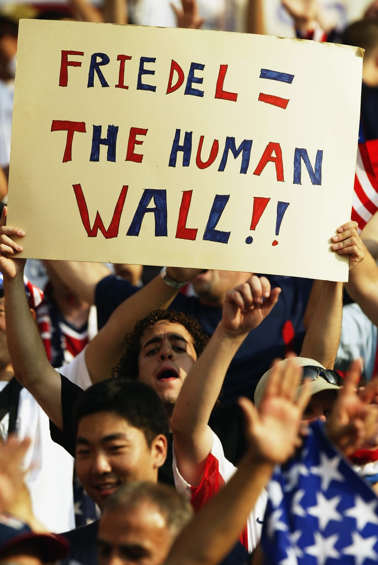 Brad Friedel se transformó en una muralla humana.