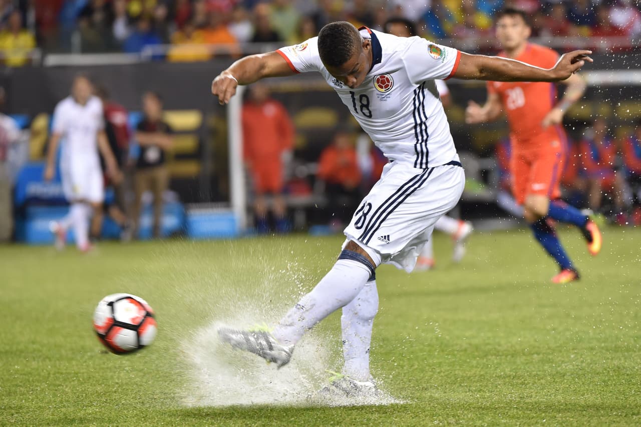 Frank Fabra: Buena cobertura por las bandas a los ataques de Zardes y compañía, existieron momentos de desatenciones y sufrimientos pero en términos generales realizó un buen encuentro. Calificación 8