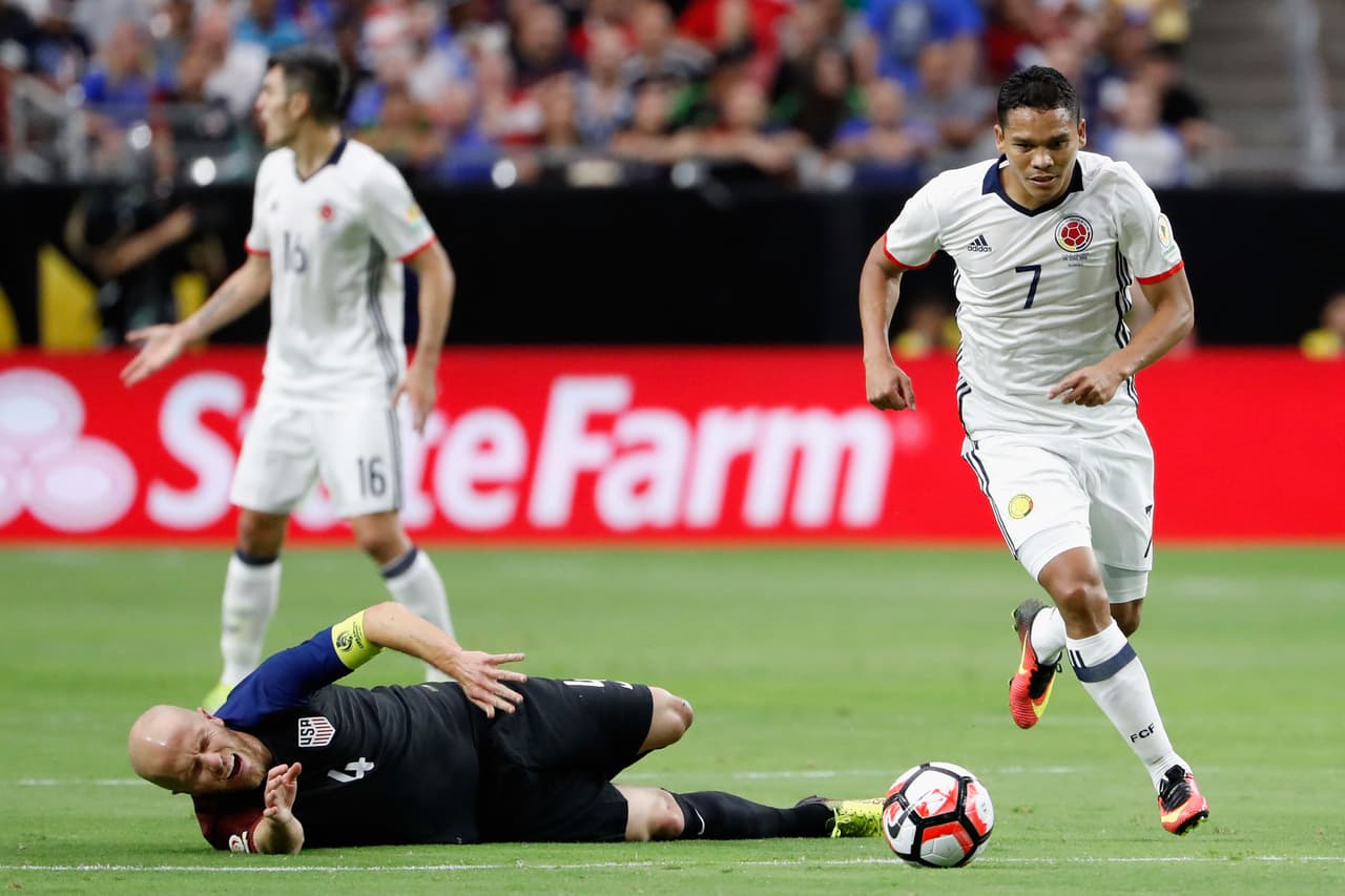 Carlos Bacca: Se desenvolvió muy bien en sus movimientos, fue el autor del gol y demostró que merecía más minutos en la Copa América Centenario, logró encontrar espacios y además fue el autor del gol colombiano. Calificación 9