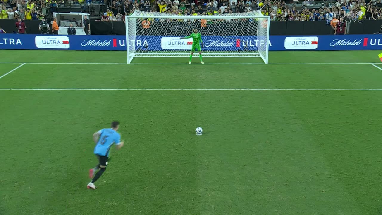 ¡GOL!  anota para Uruguay. Federico Valverde