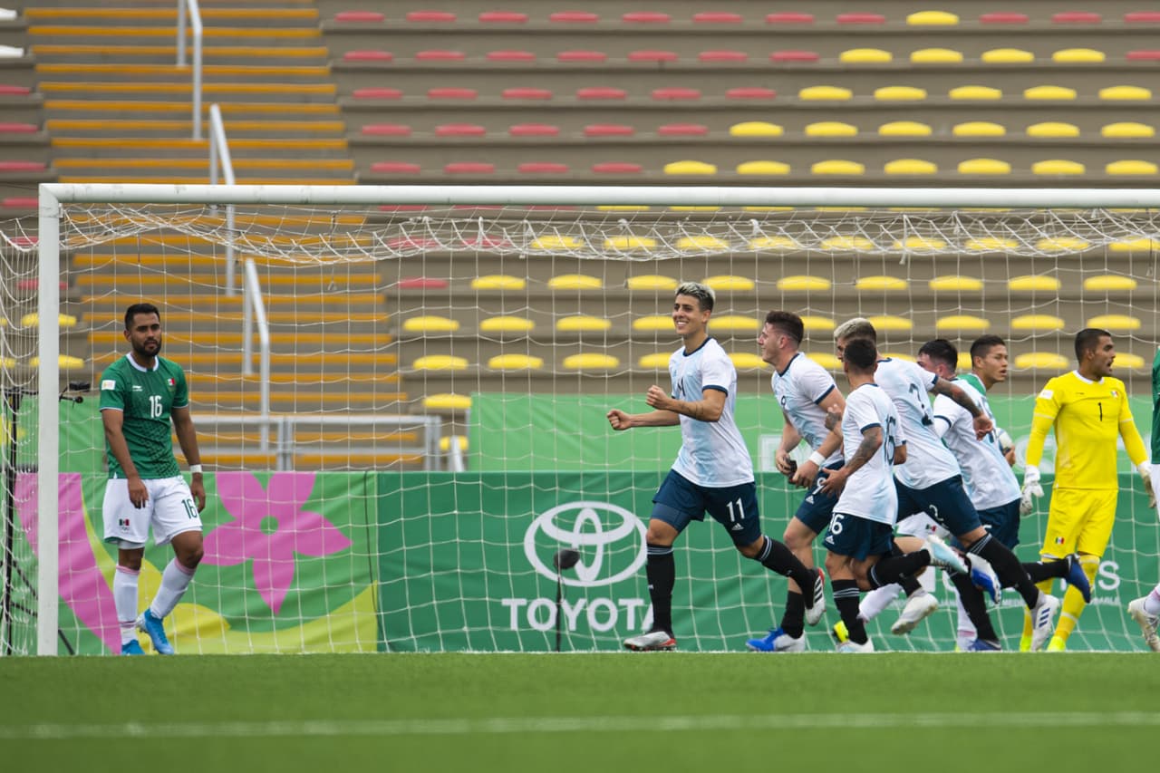 Y por conducto de Adolfo Gaich, Argentina lograba el empate momentos después, a los 39' de la primera mitad, marcador con el que el partido se fue al descanso.