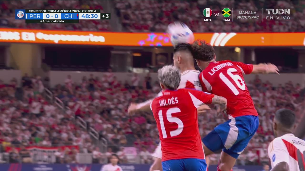 ¡Fuerte impacto de cabezas! Zambrano y Lichnovsky quedan tendidos