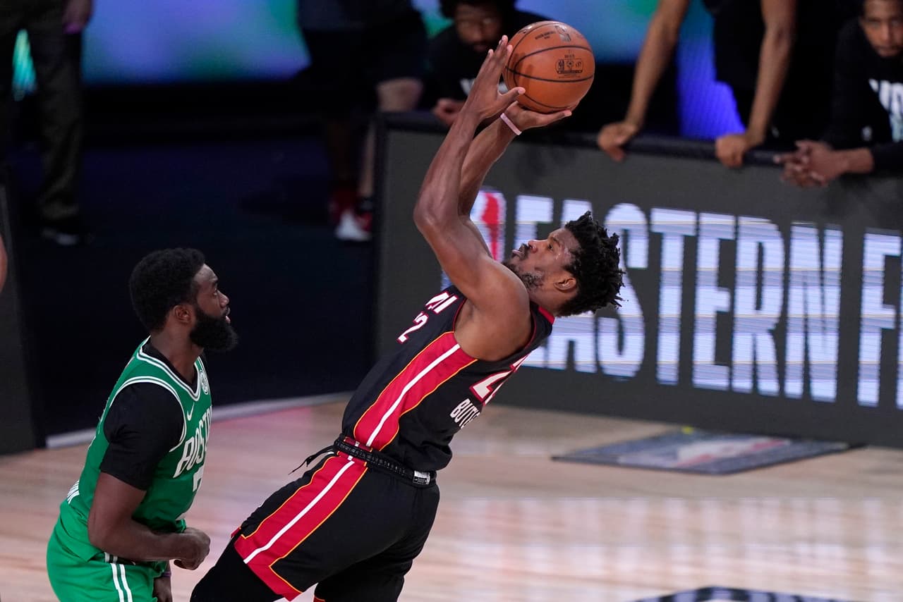Los Boston Celtics ganan 117-106 y ponen la serie 2-1 | Borraron en tres cuartos al Miami Heat y se ponen a un juego de igualar la Final de Conferencia. | Bam Adebayo, Jaylen Brown y Jayson Tatum fueron los máximos anotadores del partido.