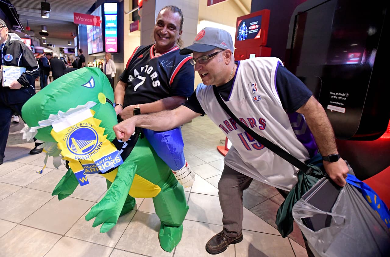 Con una inquebrantable fe de ver a su equipo campeón por primera vez, los aficionados de los Toronto Raptors se dejaron llegar de manera masiva a Scotiabank Arena para atestiguar historia. Aunque la duda se siembra ahora que está por regresar Kevin Durant para este Juego 5. Gran ambiente previo al quinto partido de las Finales de la NBA.