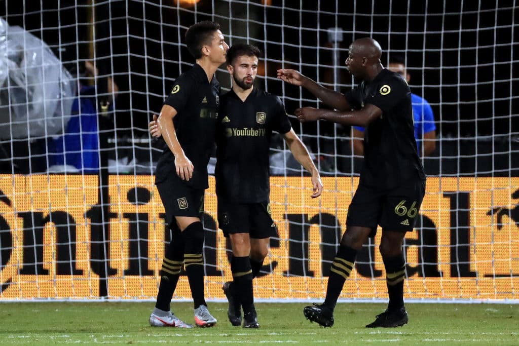 Siete minutos más tarde el árbitro marcó una falta dentro del área sobre Bradley Wright-Phillips. La pena máxima presentaba una oportunidad para LAFC de emparejar los cartones.