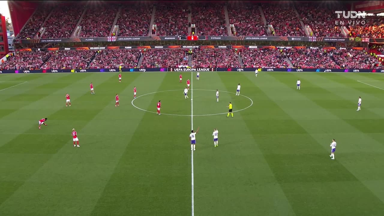 Arranca el partido y la pelota está en juego.