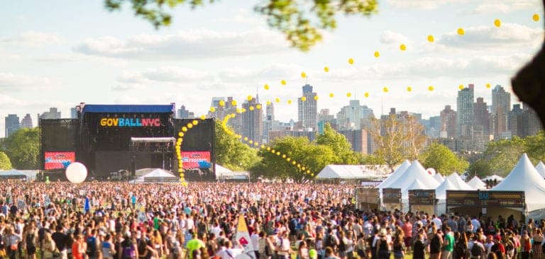 Para los que no estén completamente vacunados, se debe obtener un resultado negativo de la prueba COVID-19 dentro de horas de asistir a Lollapalooza cada día.