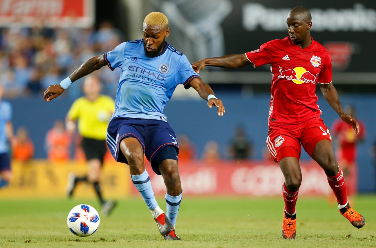Llegó desde la segunda división estadounidense (USL), y en menos de una temporada se ha convertido en una pieza muy importante en la defensa de New York City FC. Sebastien Ibeagha tiene mucho que decir a futuro en el equipo celeste. (USA Today Images)