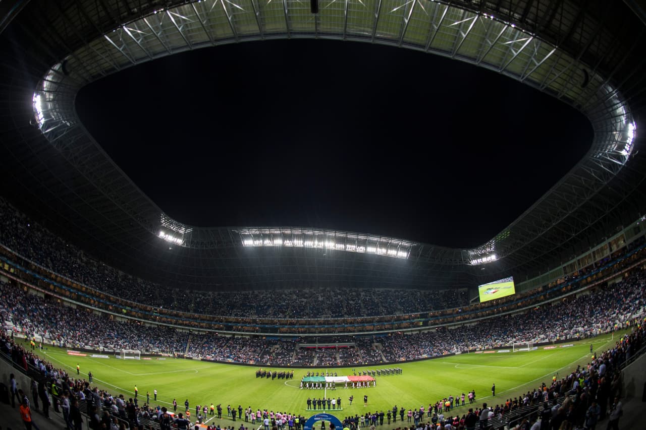 La asistencia en los estadios en esta jornada 2 fue de 274,651 aficionados. El juego entre Monterrey y Chivas registró la mejor entrada con 51,060 personas.
