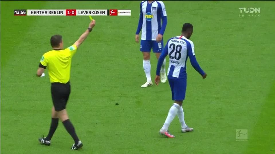 Tarjeta amarilla. El árbitro amonesta a Dodi Lukébakio de Hertha BSC