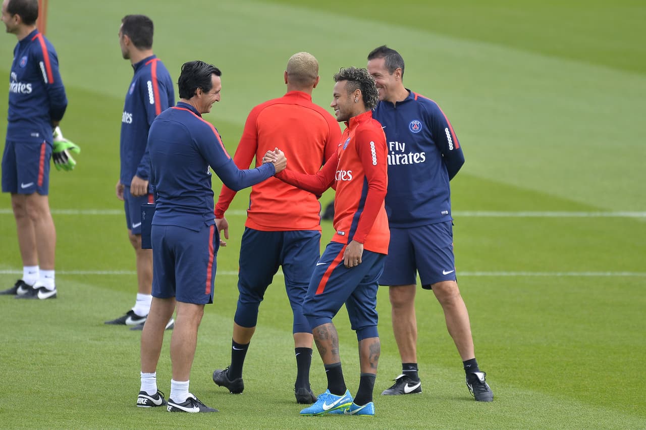 La llegada de Neymar causó que se hicieran estrictas medidas de seguridad en los entrenamientos. El equipo ya puede contar con el jugador brasileño para el partido del domingo.