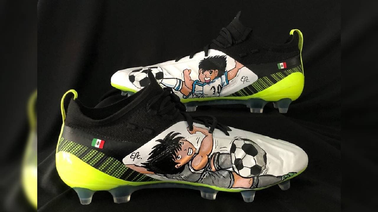 Kike Padilla fue el encargado de diseñar los increíbles tacos para futbolistas como Alan Pulido, Jair Pereira y Nicolás Vikonis. ¿Qué caricatura plasmarías en tus tenis para brillar en el terreno de juego?