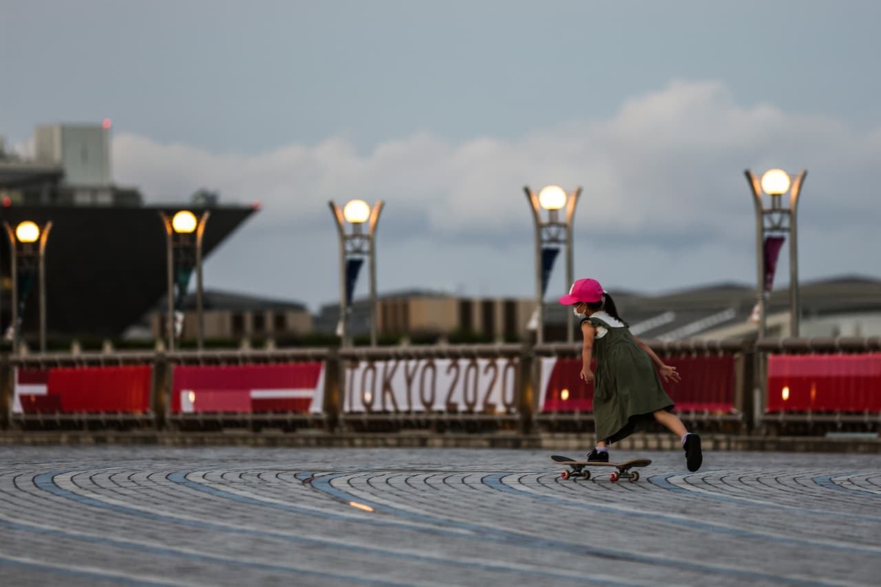Una niña juega sola en el “puente de los sueños” de Tokio, al fondo un cartel donde se lee ‘Tokio 2020’. Si todo avanza según lo previsto, junto a Jill Biden verán la inauguración el presidente francés, Emmanuel Macron y el primer ministro mongol, Luvsannamsrai Oyun-Erdene.