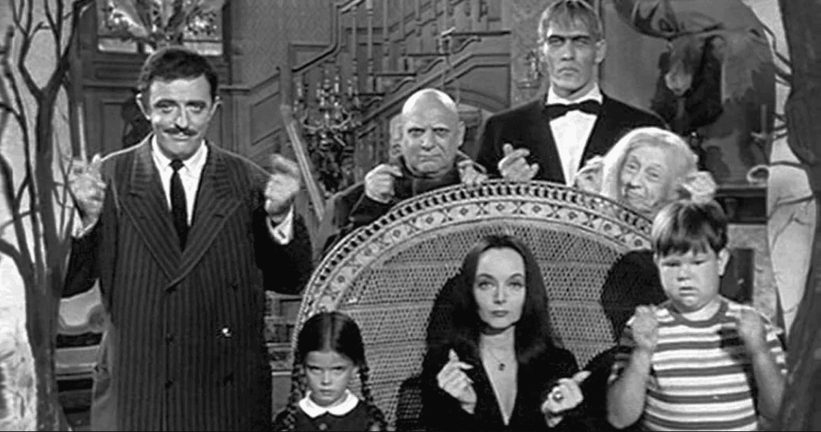 Su cast incluía a John Astin (Homero), Carolyn Jones (Morticia) y Ted Cassidy (Largo).