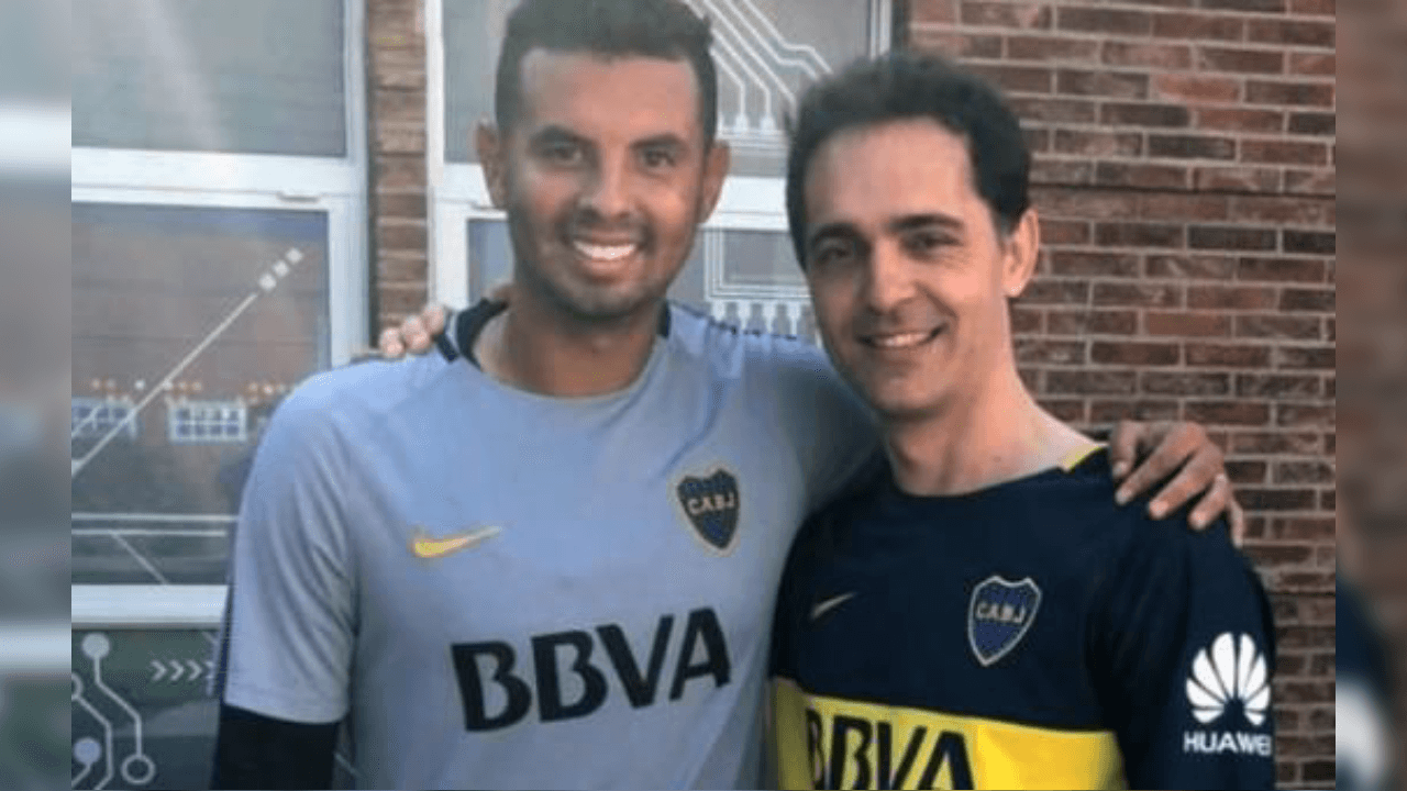 Edwin Cardona, actual futbolista de Xolos, aprovechóo durante su paso con los Xeneizes para toomarse fotos con los actores.