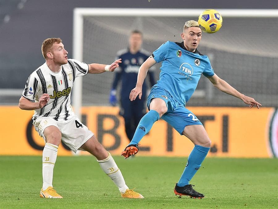 Inicia la Jornada 25 de la Serie A y la Juventus se impone al Spezia Calcio con un marcador de 3-0. Álvaro Morata abrió el marcador hasta la segunda parte del encuentro (62'), quien fue seguido por Federico Chiesa (71'). El tercer tanto cayó al minuto 89, y para cerrar con broche de oro, Cristiano Ronaldo empujó el balón con zurda para darle la victoria absoluta a la Vecchia Signora.