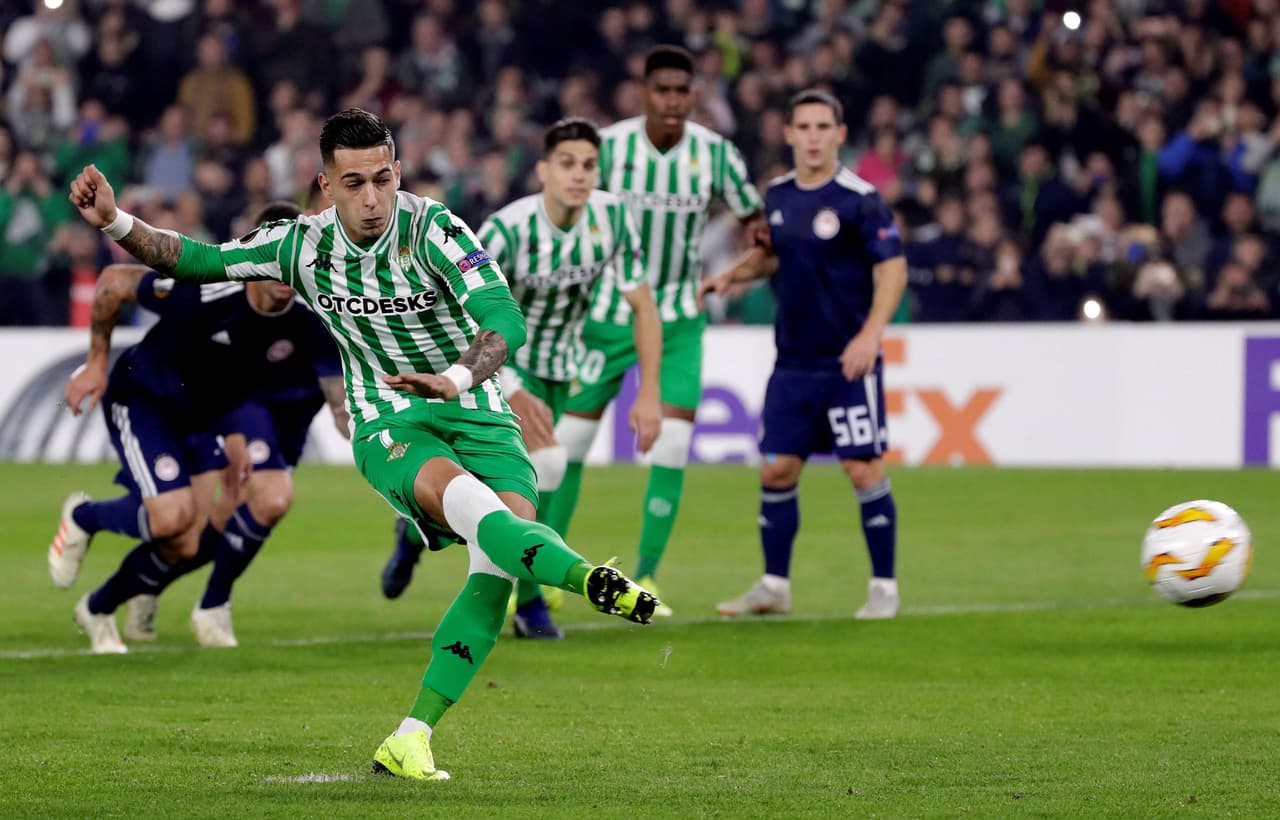 Con el borde interno de su pie derecho cruzó la pelota, pero el portugués José Sá le atajó el remate.