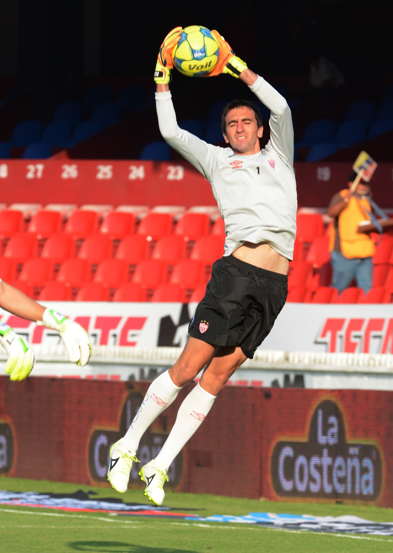 Mientras tanto Marcelo Barovero, arquero del Necaxa, hace sus ejercicio de calientamiento previos al encuentro.