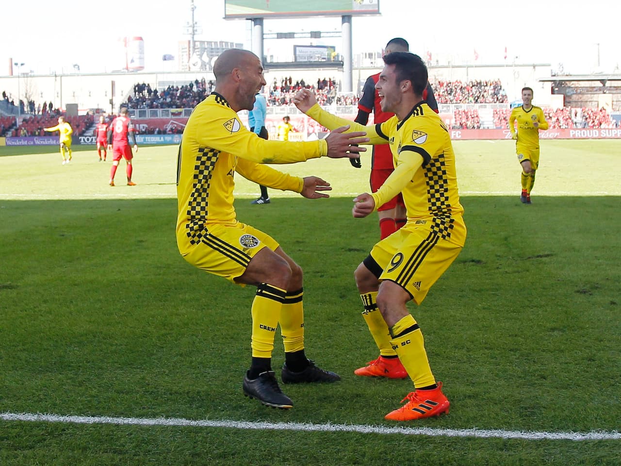 Pero el festejo final en el partido inicial fue para Columbus Crew, la visita de TFC. Con una gran actuación de Federico Higuaín y Pedro Santos el cuadro amarillo se impuso por 0-2. (Reuters)