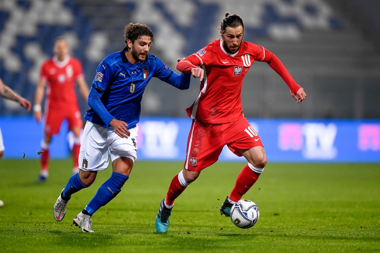 Italia despachó a Polonia en el Mapei Stadium 2-0 y se mantiene invicto. Los goles corrieron a cargo de de Jorginho tras cobrar un penal, y Domenico Berardi selló la victoria al minuto 83. El polaco Jacek Goralski fue expulsado en el minuto 77 durante la quinta Jornada de la UEFA Nations League.