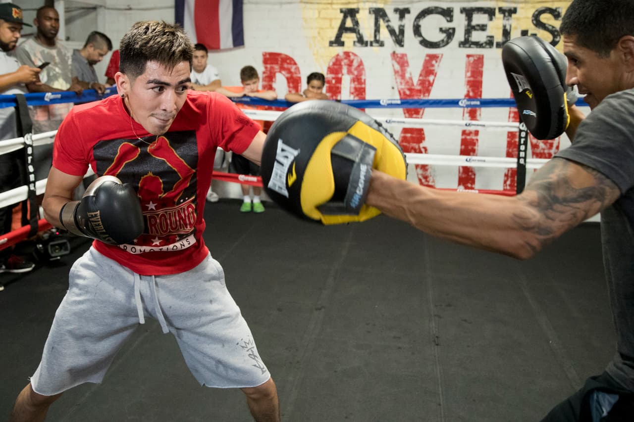Leo Santa Cruz defenderá el título de las 126 ante el campeón súper gallo que sube para enfrentar al mexicano.