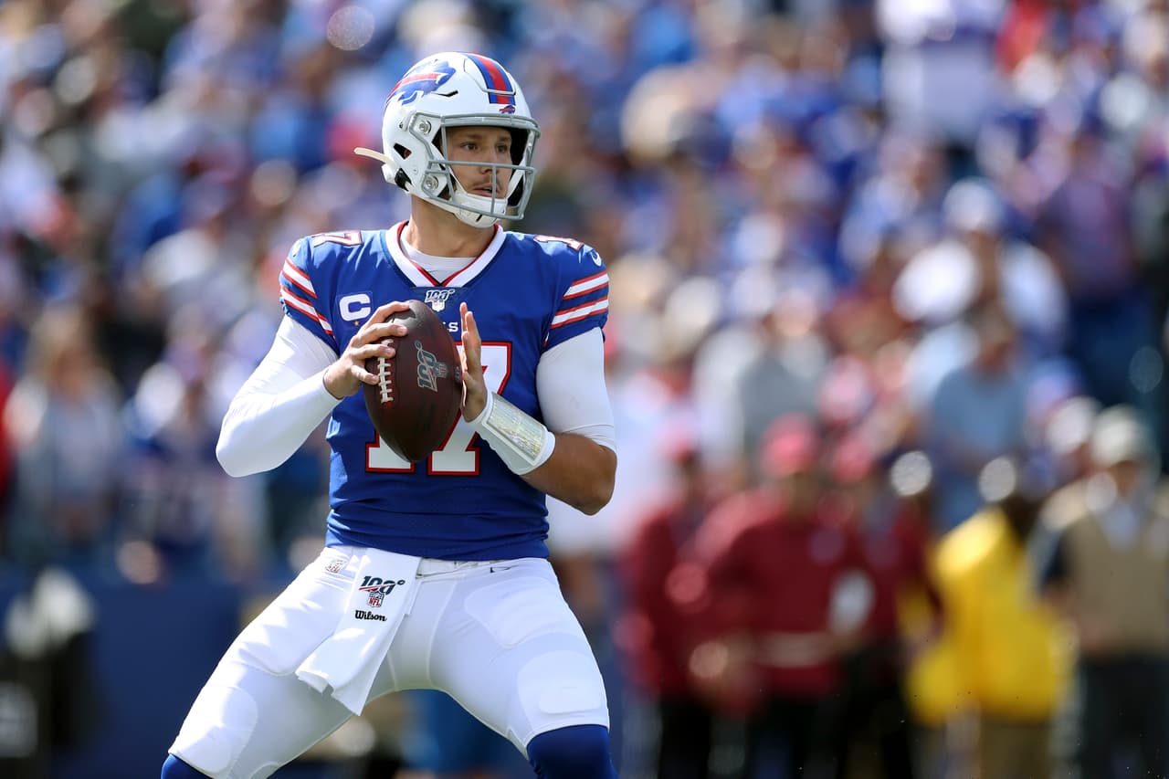 Allen es el único jugador en la historia de la NFL en lanzar más de 200 yardas y correr para 100 yardas en juegos consecutivos.